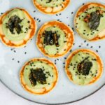 Blini met avocado creme en nori snack (nori snack)