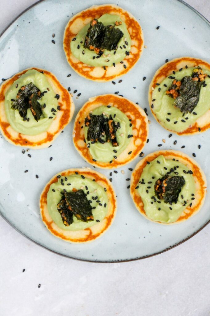 Blini met avocado creme en nori snack (nori snack)