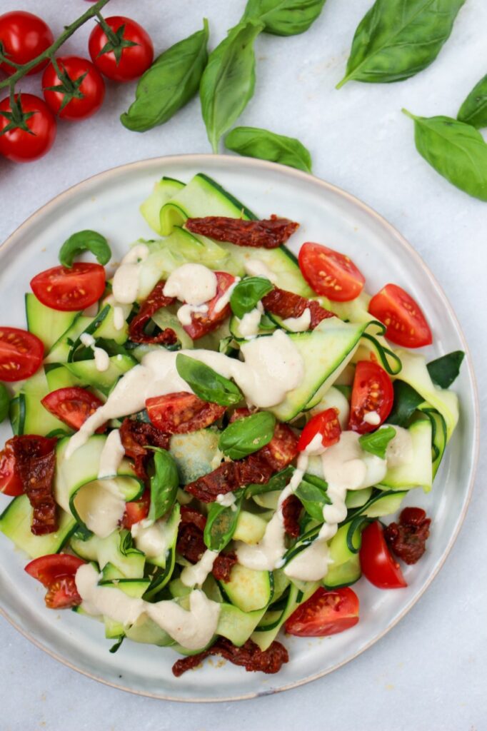 Courgette slierten met tomaten en cashuwkaas dressing2