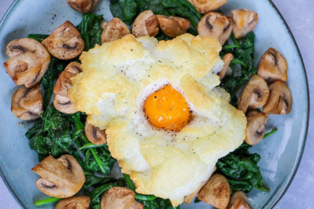 Ei-wolkje met spinazie en champignons