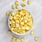 Popcorn met kerrie en knoflook