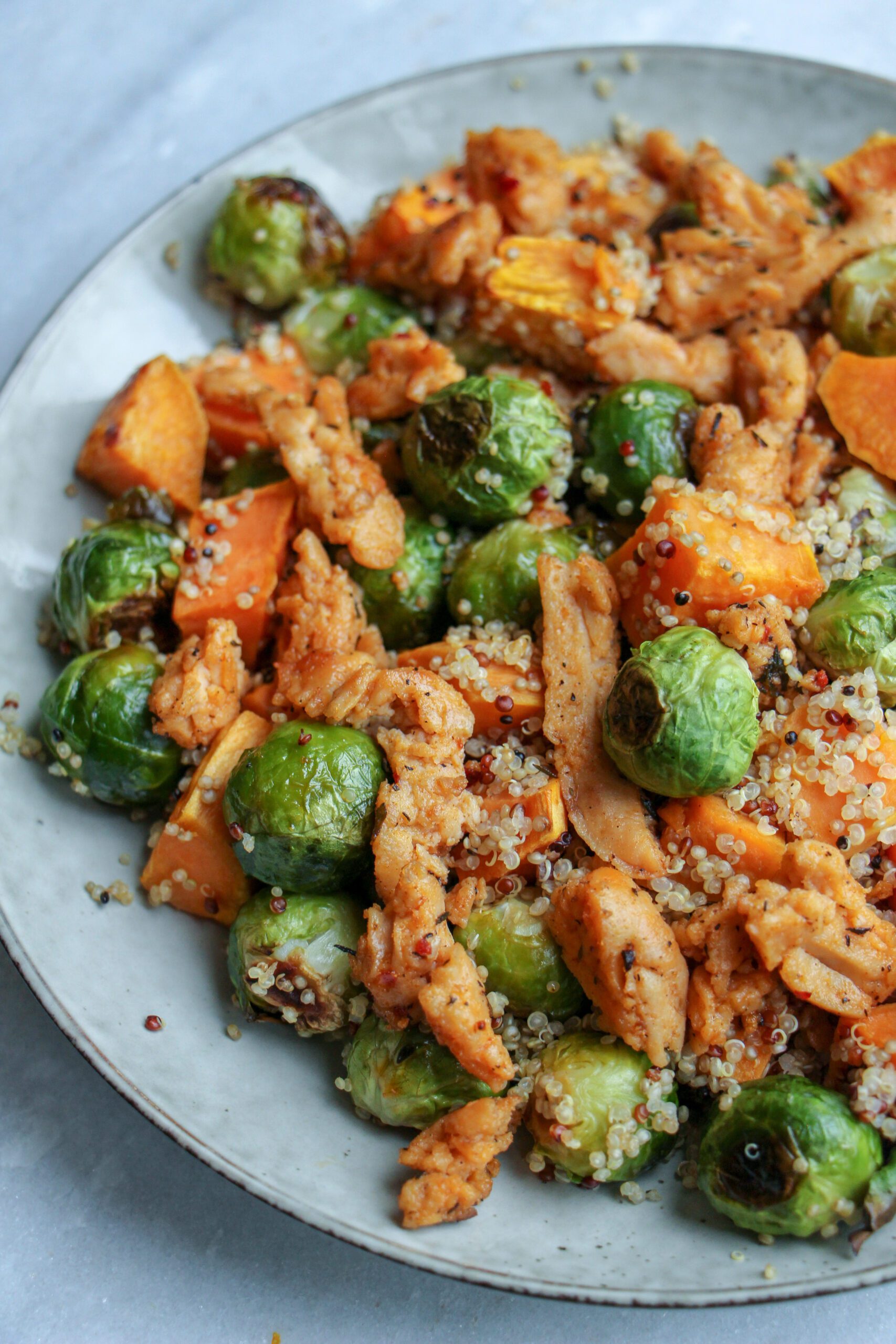 QUINOA MET SPRUITJES ZOETE AARDAPPELEN EN PULLED VEGA KIP - Vega Makkelijk