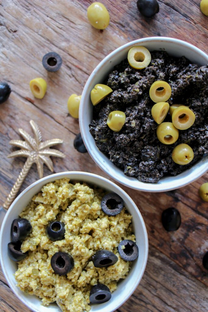 Vegan tapenade van groene of zwarte olijven