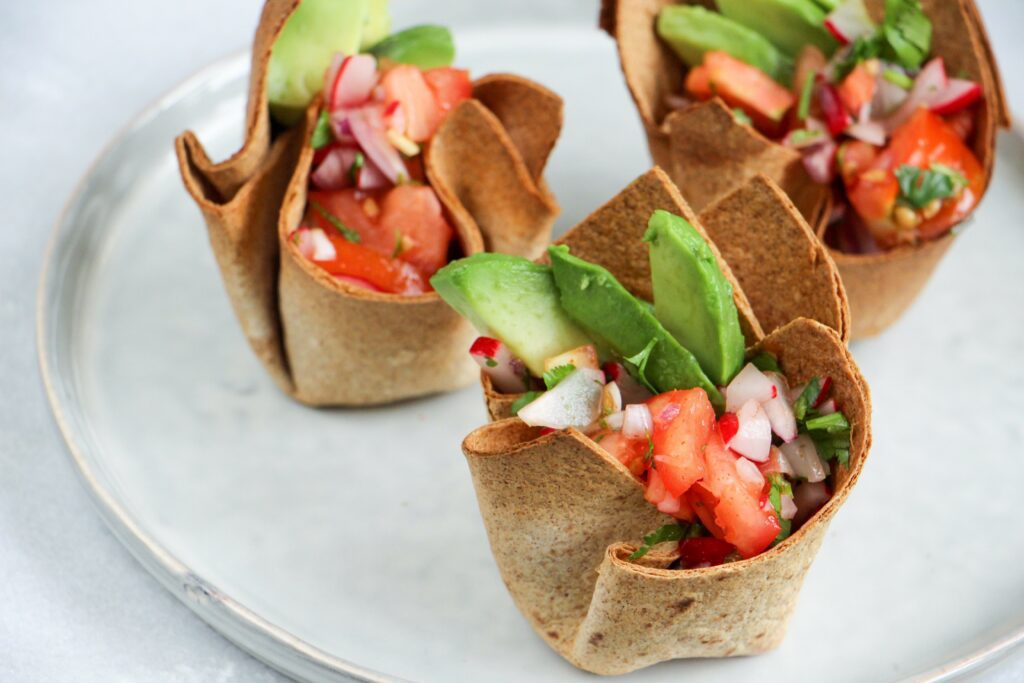 Tortilla bakjes met frisse salsa