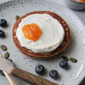 Volkoren pannenkoekjes met ‘ei’ (Griekse yoghurt en jam)