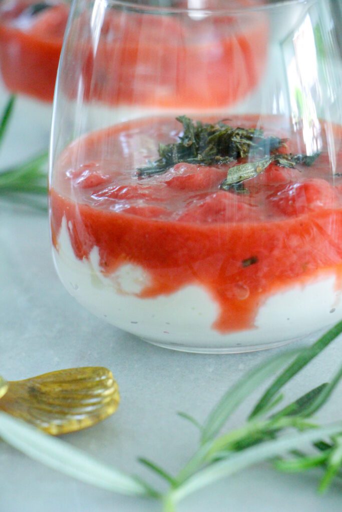 Ricotta met gestoofde aardbeien en rozemarijn