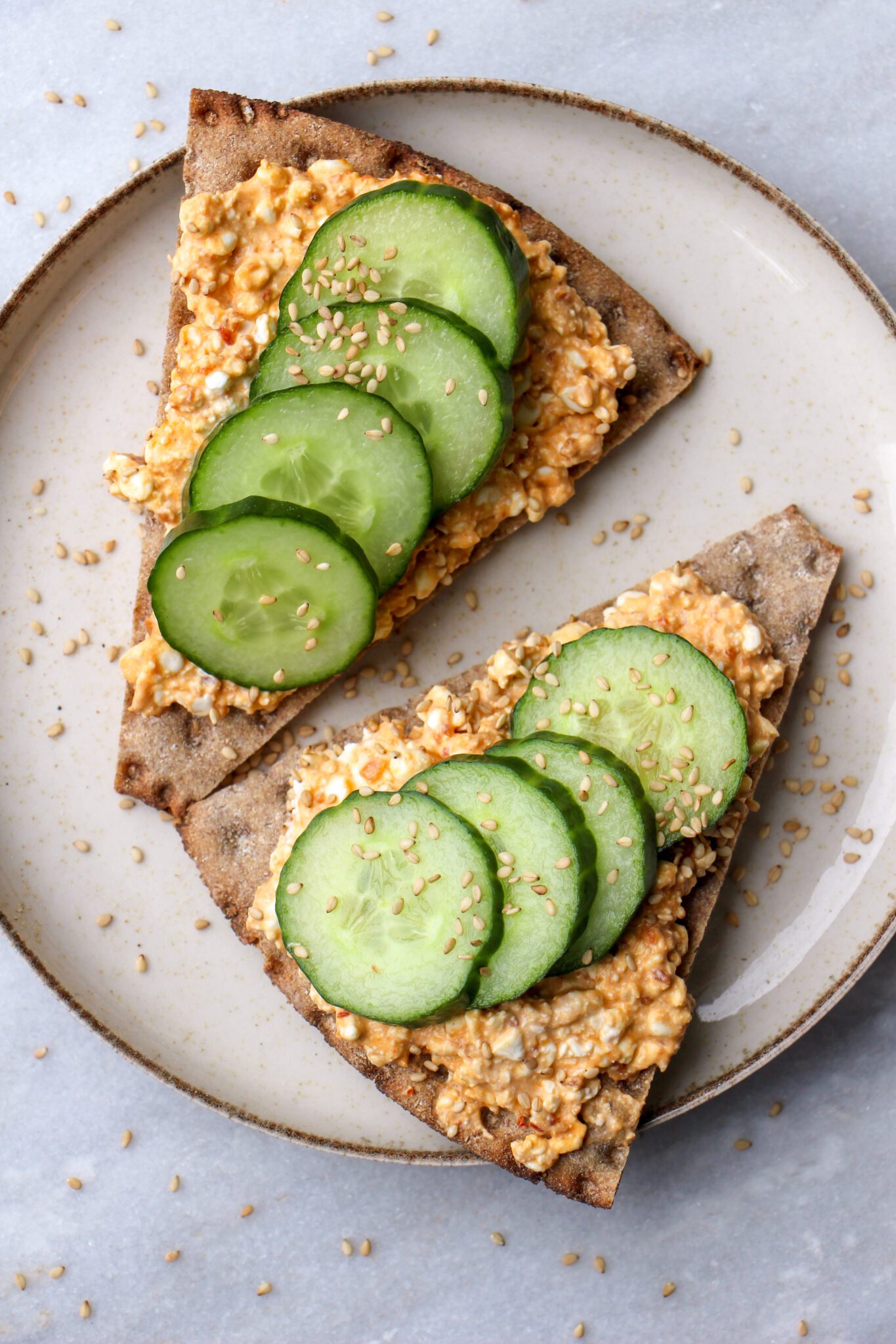 CRACKERS MET COTTAGE CHEESE SAMBAL EN KOMKOMMER Vega Makkelijk