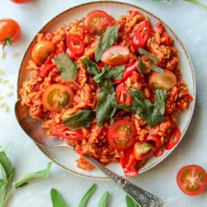 Tomaten orzo met paprika en crunchy salie