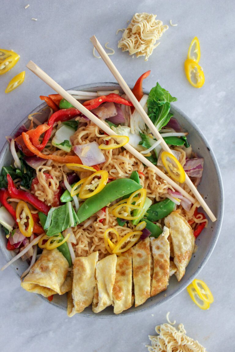 Makkelijke vegetarische recepten avondeten Miso Noedels met thaise wokgroentes en omelet