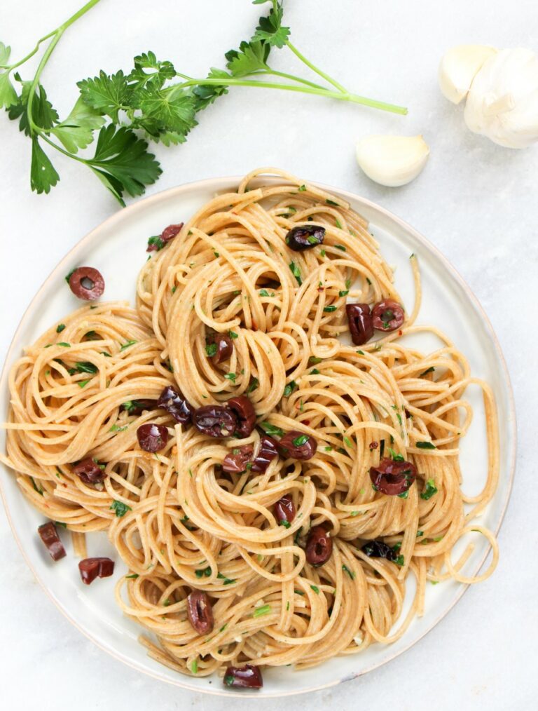 Knoflook spaghetti met kalamata olijven