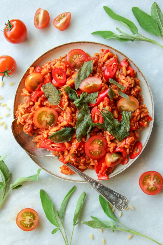 Makkelijke vegetarische recepten avondeten Tomaten orzo met paprika en crunchy salie
