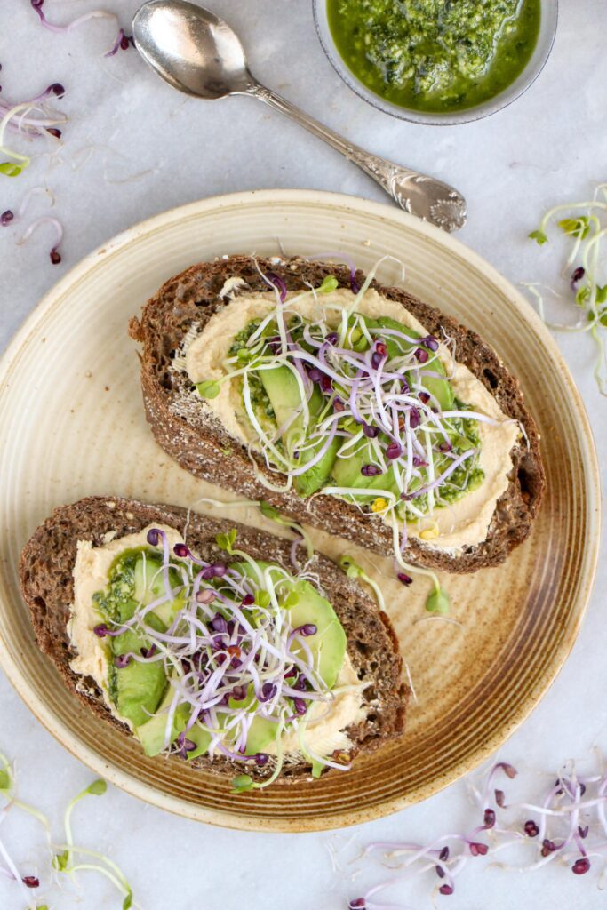 Makkelijke vegetarische recepten Broodje met hummus pesto avocado en kiemgroente