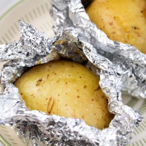 Makkelijke vegetarische bbq recepten Aardappelen gepoft met de oven