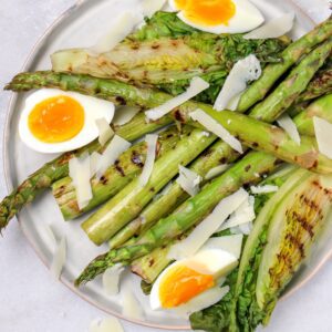 Makkelijke vegetarische bbq recepten Ceaser salade van de BBQ met groene asperges