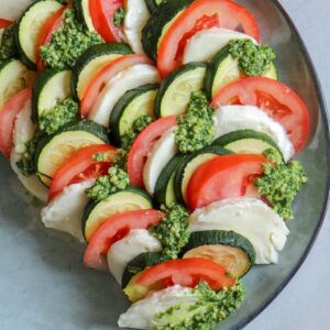 Makkelijke vegetarische bbq recepten Courgette caprese salade