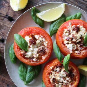 Makkelijke vegetarische bbq recepten Tomaten gevuld met ricotta zongedroogde tomaten en citroen