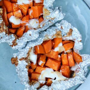 Makkelijke vegetarische bbq recepten Zoete aardappel pakketjes met marshmallows-min