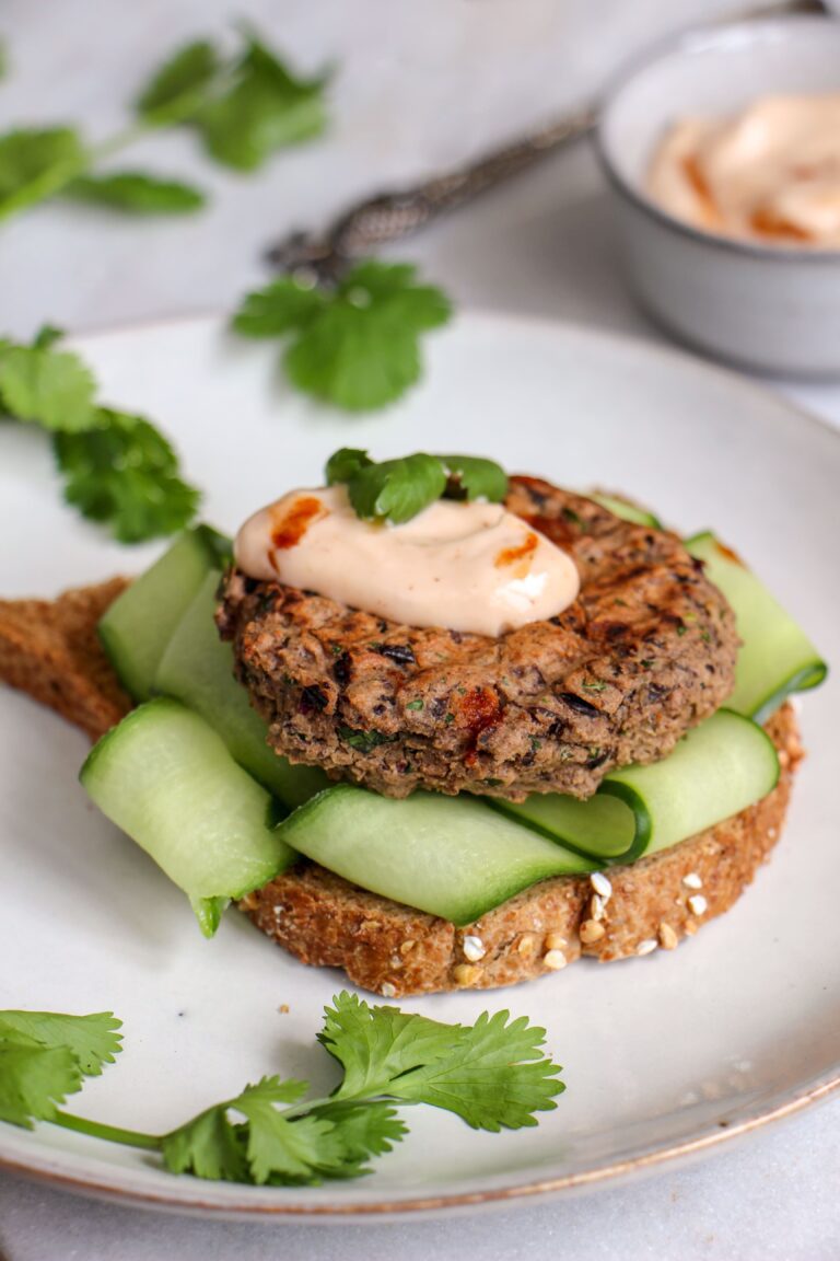 Makkelijke vegetarische bbq recepten Zwarte bonen mini burgers met chipotle mayonaise