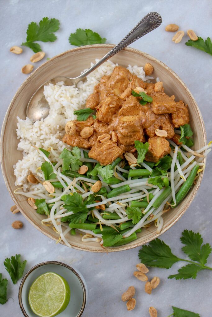 Vegetarische saté recept van tofu met rijst en sperziebonen