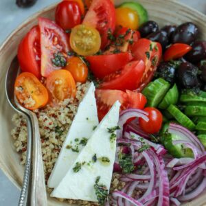 Griekse salade als hoofdgerecht met quinoa