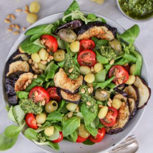Makkelijke vegetarische salade recepten Mediterrane Aubergine salade met gnocchi en pesto