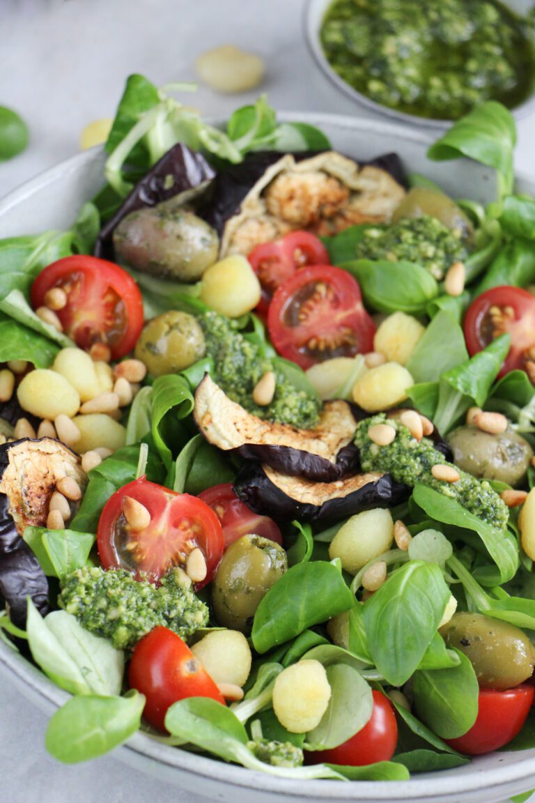 Makkelijke vegetarische salade recepten Mediterrane Aubergine salade met gnocchi en pesto