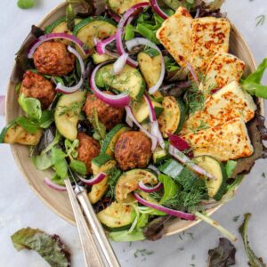 Makkelijke vegetarische salade recepten Griekse salade met halloumi en courgette