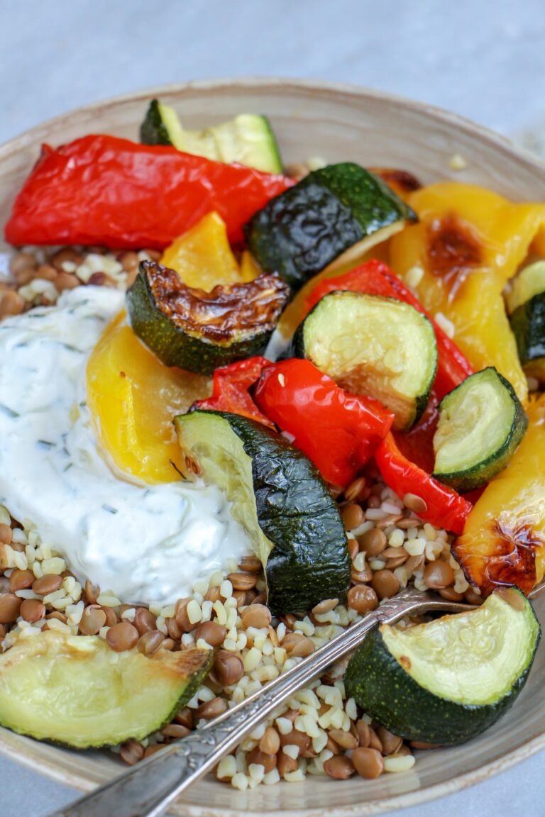 Makkelijke vegetarische recepten avondeten Linzen met bulgur gegrilde groentes en tzatziki