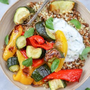 Makkelijke vegetarische recepten avondeten Linzen met bulgur gegrilde groentes en tzatziki