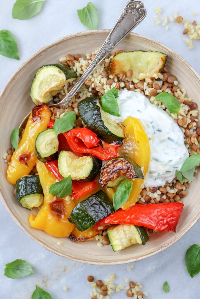 Makkelijke vegetarische recepten avondeten Linzen met bulgur gegrilde groentes en tzatziki