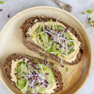 Broodje met hummus pesto avocado en kiemgroente