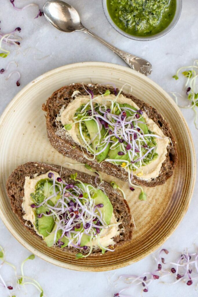 Broodje met hummus pesto avocado en kiemgroente
