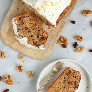 Gezonde carrot cake met griekse yoghurt walnoten en rozijnen