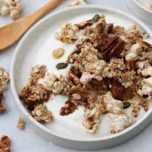 Granola met kaneelpopcorn en Griekse yoghurt