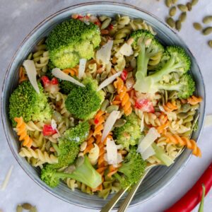 Makkelijke vegetarische recepten avondeten broccoli met pasta en rode peper