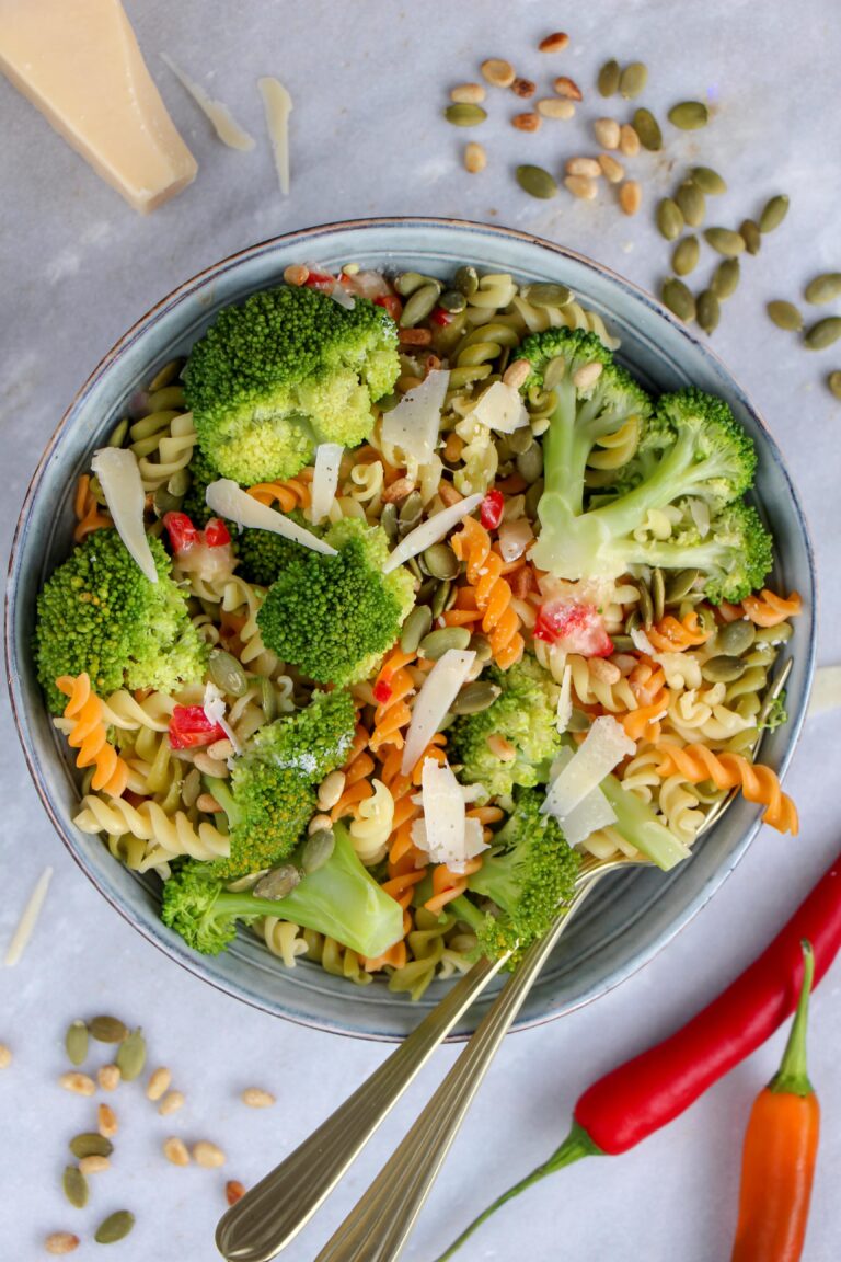 Makkelijke vegetarische recepten avondeten broccoli met pasta en rode peper