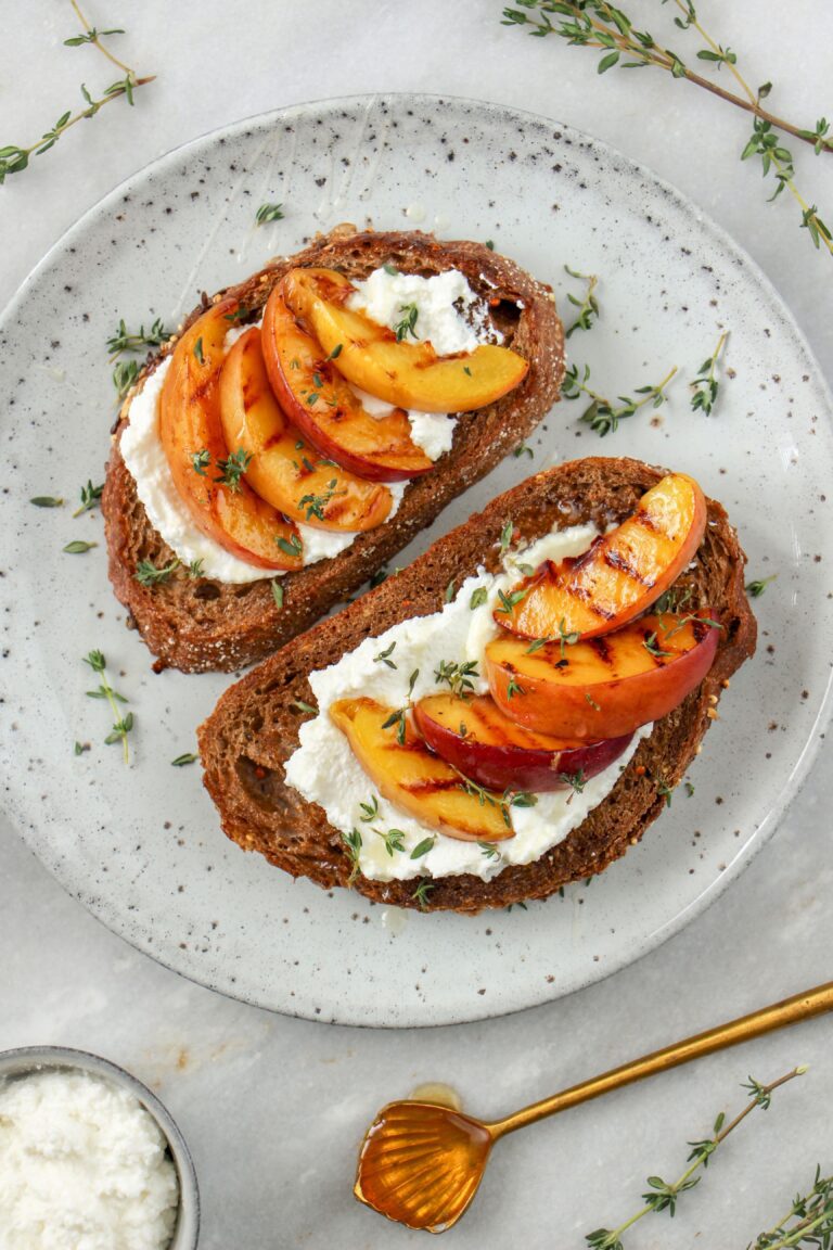 Makkelijke vegetarische recepten brood met ricotta gegrilde perziken en tijm