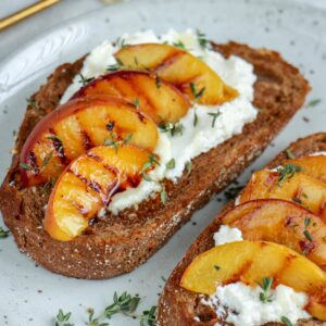 Makkelijke vegetarische recepten brood met ricotta gegrilde perziken en tijm