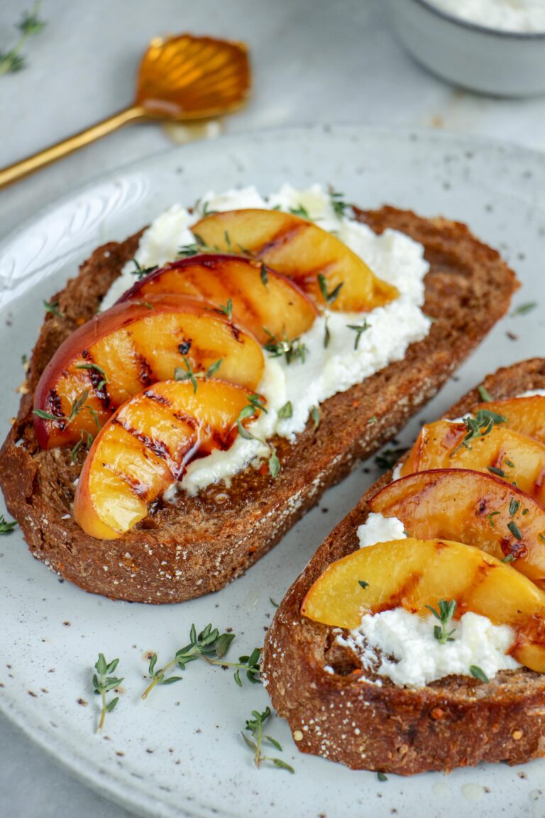 Makkelijke vegetarische recepten brood met ricotta gegrilde perziken en tijm