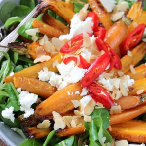 Makkelijke vegetarische salade recepten salade met geroosterde wortels feta en rode peper