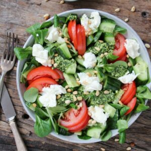 Makkelijke vegetarische salade recepten veldsla met pesto komkommer tomaat en mozzarella