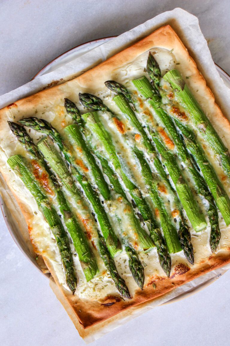 Vegetarische recepten zonder vleesvervangers Flammkuche-groene-asperges-limoen-en-rozemarijn-768x1152