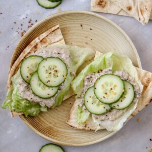 libaneesbrood met babaganoush en komkommer