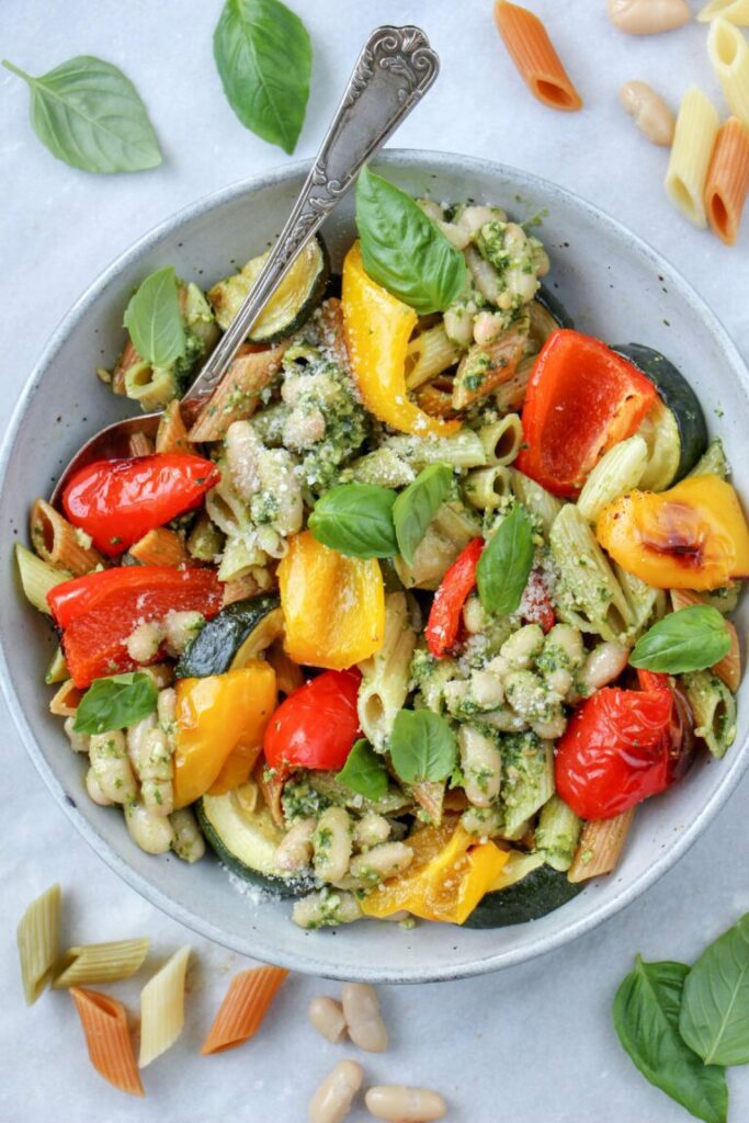 Makkelijke-vegetarische-recepten-zonder vleesvervangers avondeten-vegetarische-pasta-pesto-met-groenten-min-768x1152 (1)