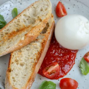 Burrata met tomatenjam en crostini