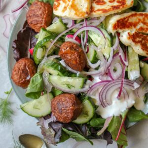 Komkommer radijs salade met vega balletjes en halloumi