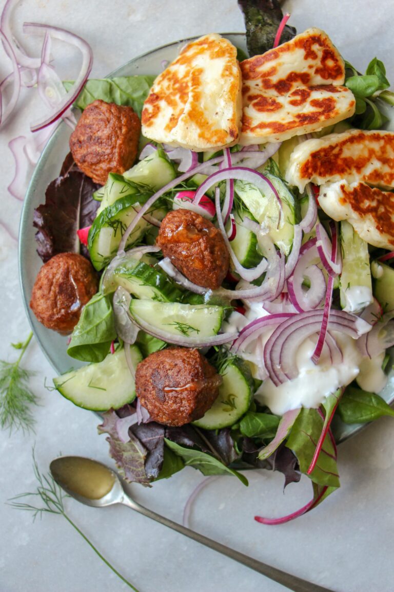 Komkommer radijs salade met vega balletjes en halloumi