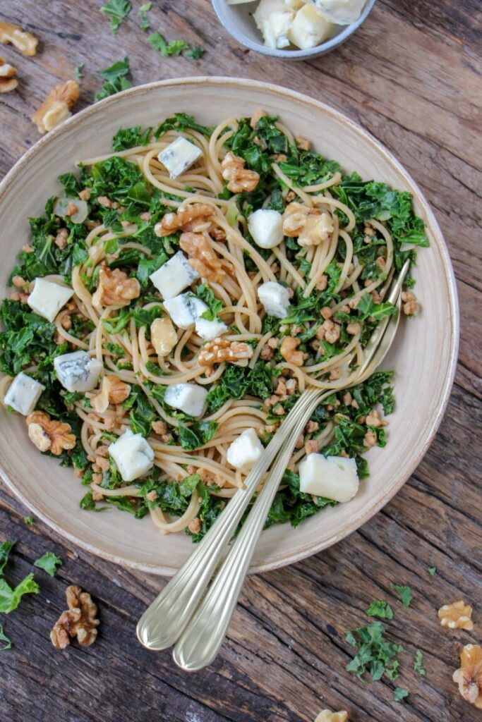 Makkelijke vegetarische recepten avondeten pasta boerenkool met gorgonzola en walnoten