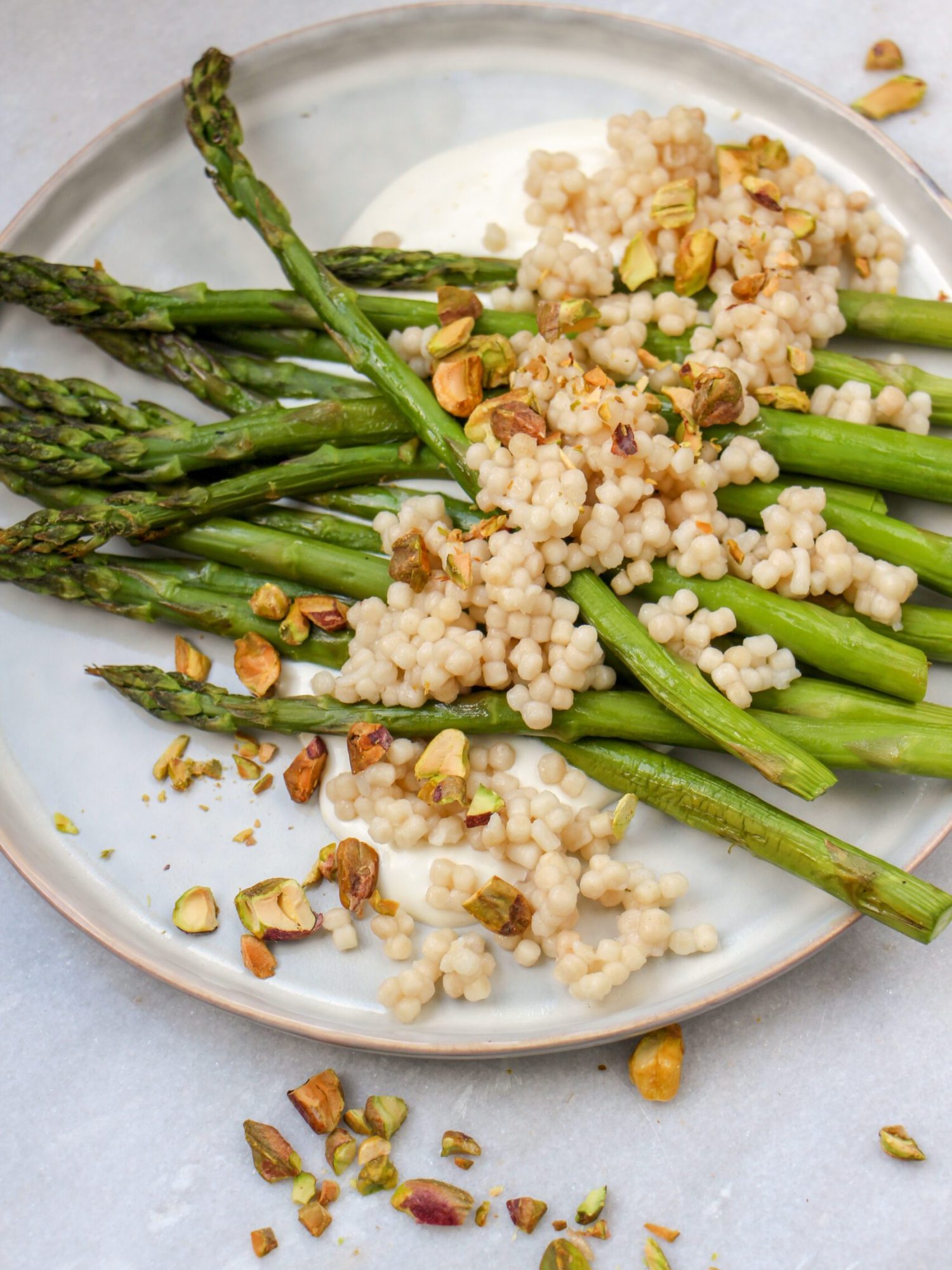 Groene asperges met parel couscous en geitenkaas citroendip