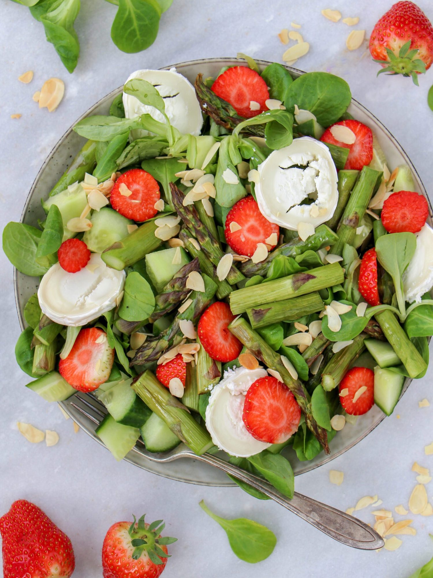 Makkelijke vegetarische recepten Aspergesalade met geitenkaas aardbei en komkommer
